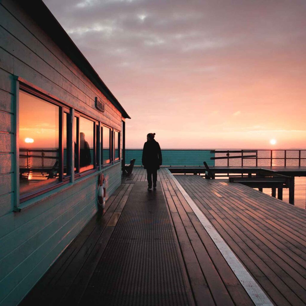 Walking toward the sunrise on a beautiful morning - Fotograf Thue Tomis Media