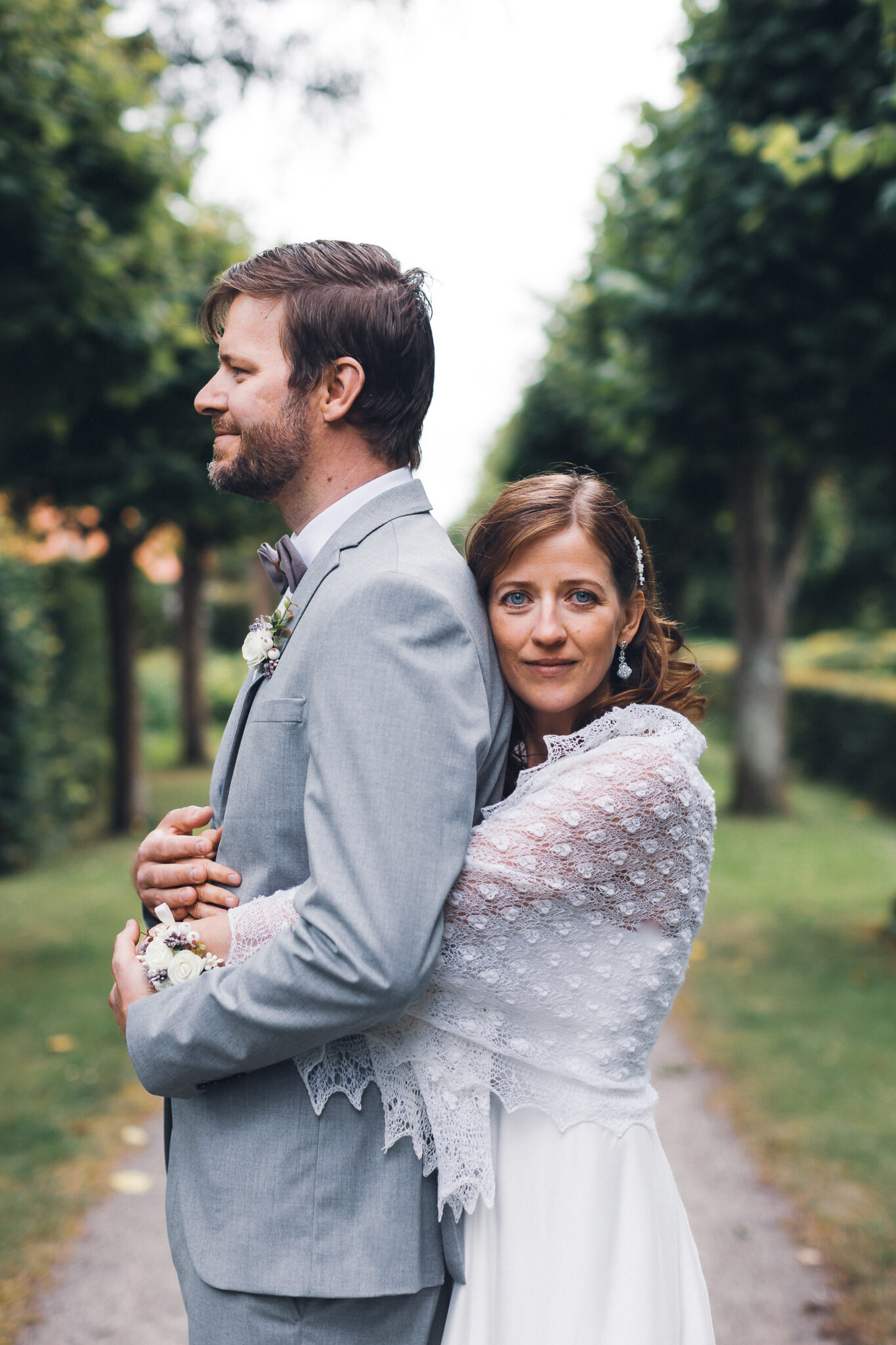 A skilled photographer capturing a wedding in the scenic Ribe.